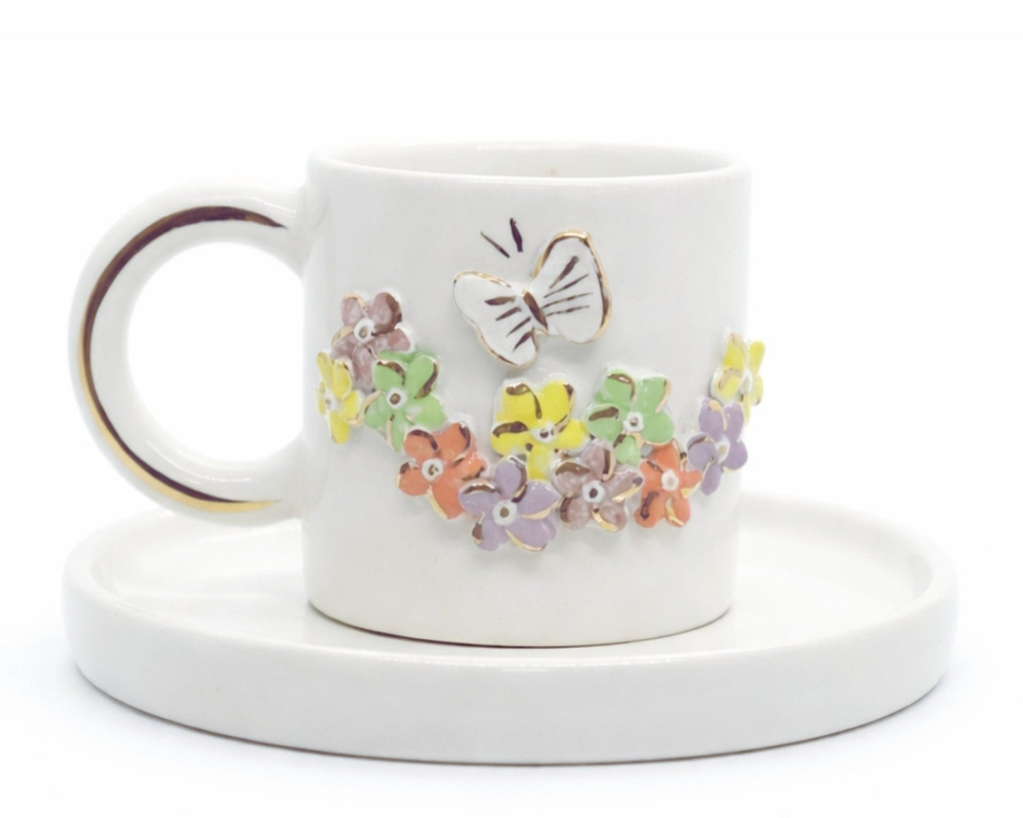 Hediyelik rengarenk çiçekler ve kelebek desenli el yapımı seramik fincan, 24K altın dekorlu premium handmade flower temalı tasarım fincan ve tabağı.