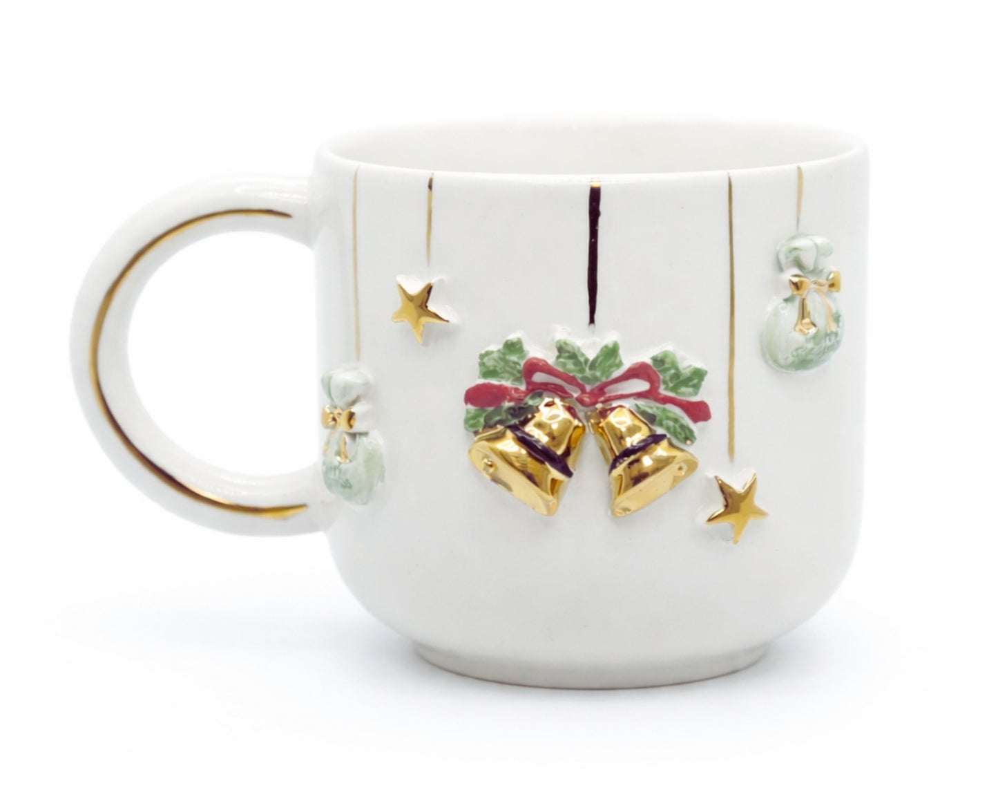 Hediyelik yılbaşı çanı ve hanging bells desenli el yapımı seramik kupa, 24K altın dekorlu premium handmade yeni yıl temalı tasarım mug.