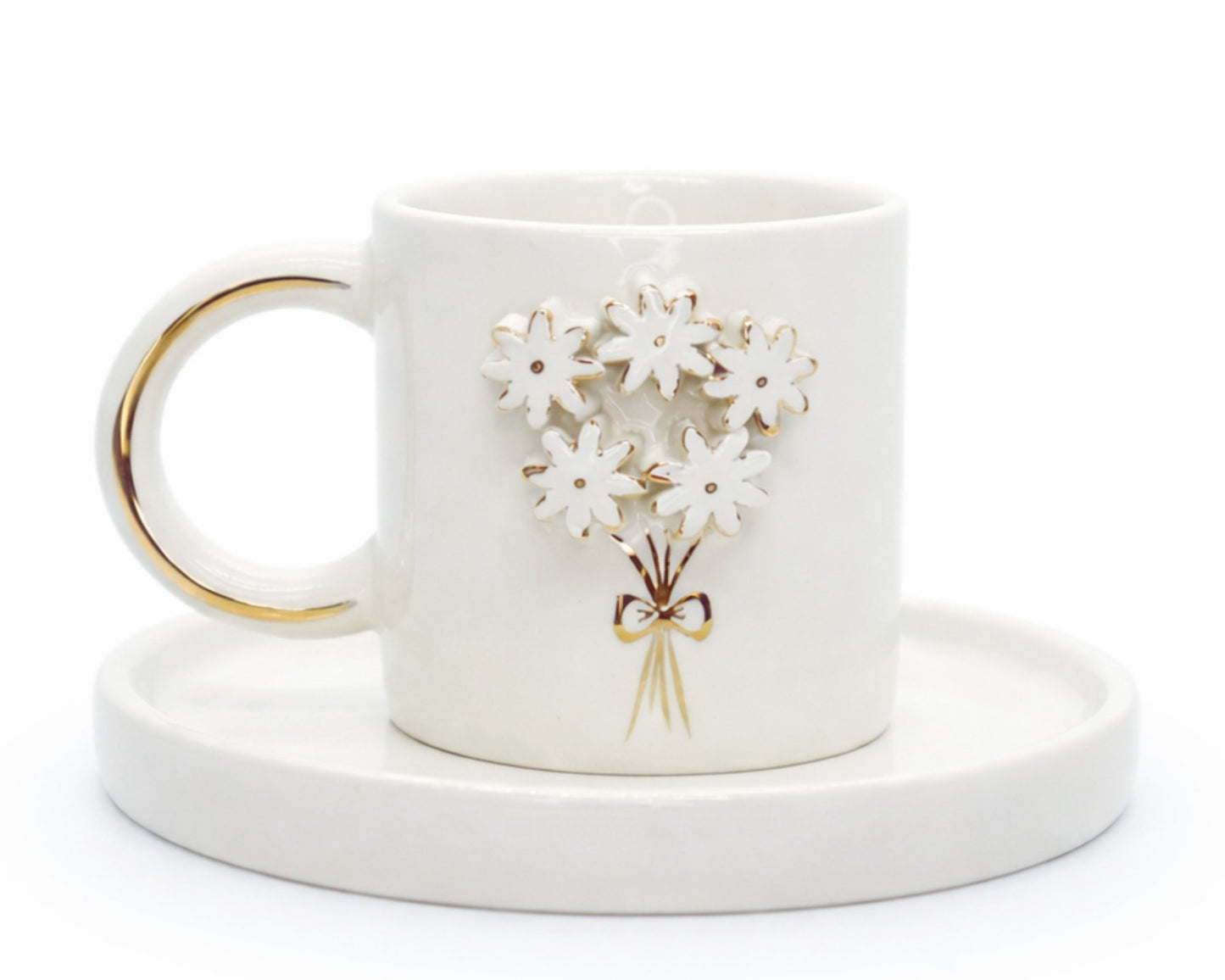 Hediyelikzarif demetli beyaz çiçekler el yapımı seramik fincan, 24K altın dekorlu premium handmade flower temalı tasarım fincan ve tabağı.