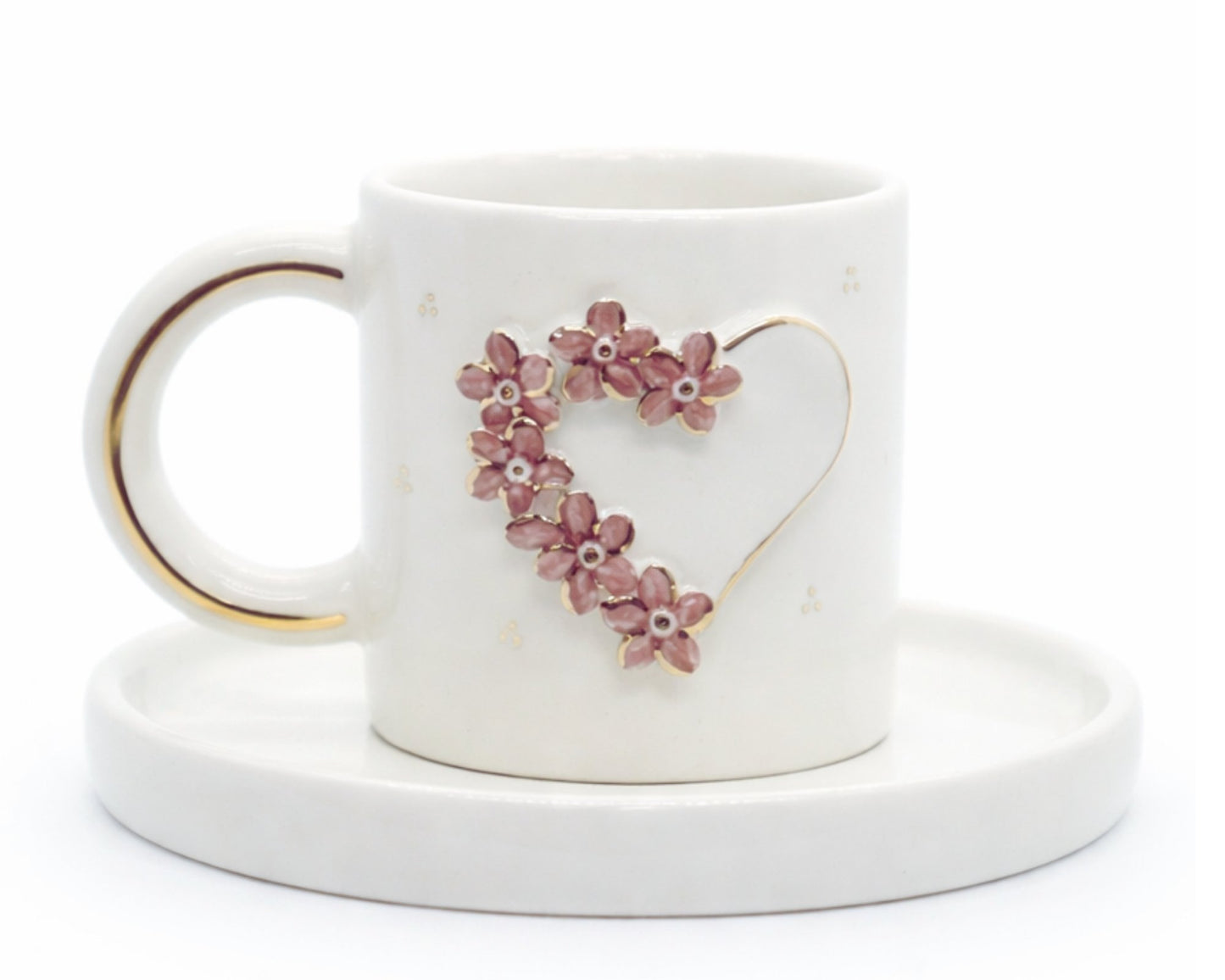 Hediyelik bahar çiçekleri ve kalp desenli el yapımı seramik fincan, 24K altın dekorlu premium handmade flower temalı tasarım fincan ve tabağı.