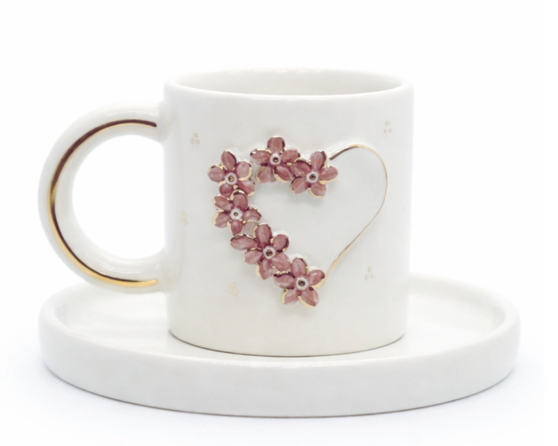 Hediyelik bahar çiçekleri ve kalp desenli el yapımı seramik fincan, 24K altın dekorlu premium handmade flower temalı tasarım fincan ve tabağı.