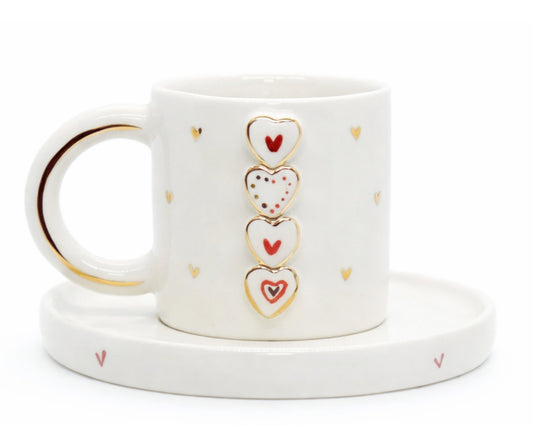 Hediyelik kırmızı kalp sütunu desenli el yapımı seramik fincan, 24K altın dekorlu premium handmade love series temalı tasarım fincan ve tabağı.