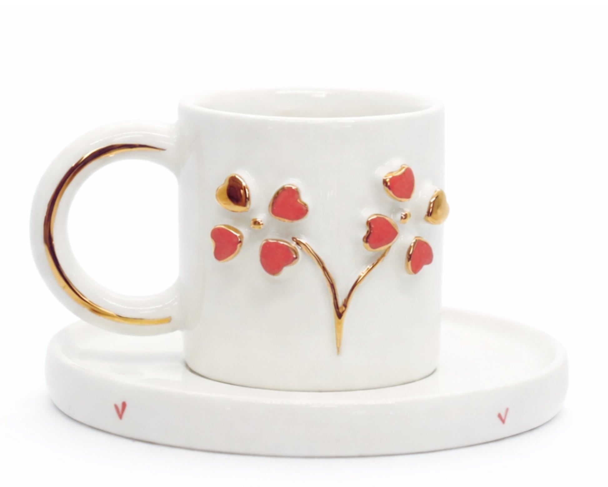 Hediyelik kırmızı şans yoncası kalp desenli el yapımı seramik fincan, 24K altın dekorlu premium handmade love and flower temalı tasarım fincan ve tabağı.