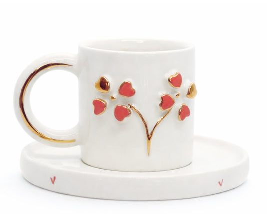 Hediyelik kırmızı şans yoncası kalp desenli el yapımı seramik fincan, 24K altın dekorlu premium handmade love and flower temalı tasarım fincan ve tabağı.