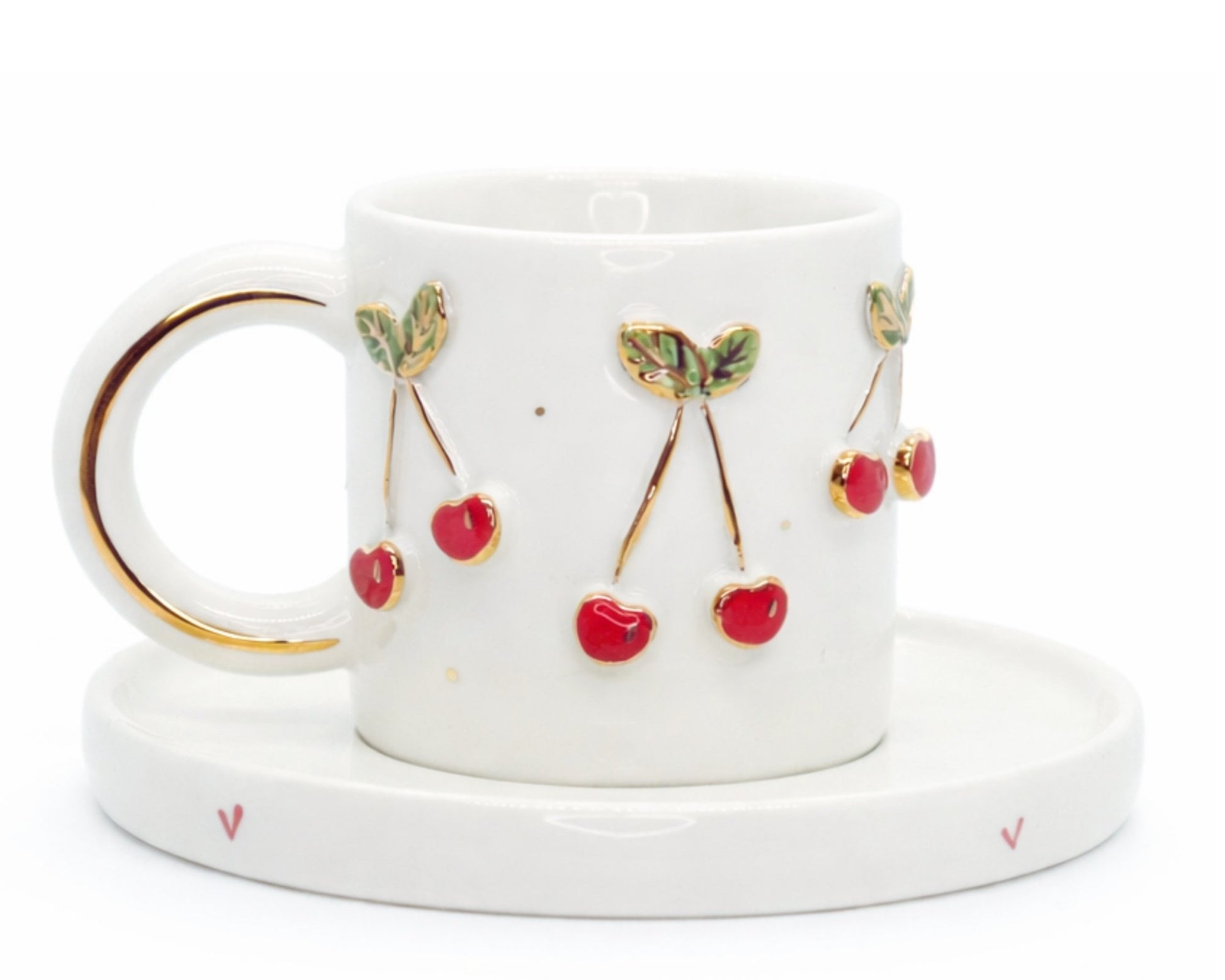 Hediyelik kırmızı kiraz salkımları kalp desenli el yapımı seramik fincan, 24K altın dekorlu premium handmade love and flower temalı tasarım fincan ve tabağı.