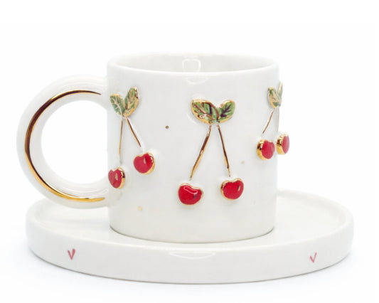 Hediyelik kırmızı kiraz salkımları kalp desenli el yapımı seramik fincan, 24K altın dekorlu premium handmade love and flower temalı tasarım fincan ve tabağı.