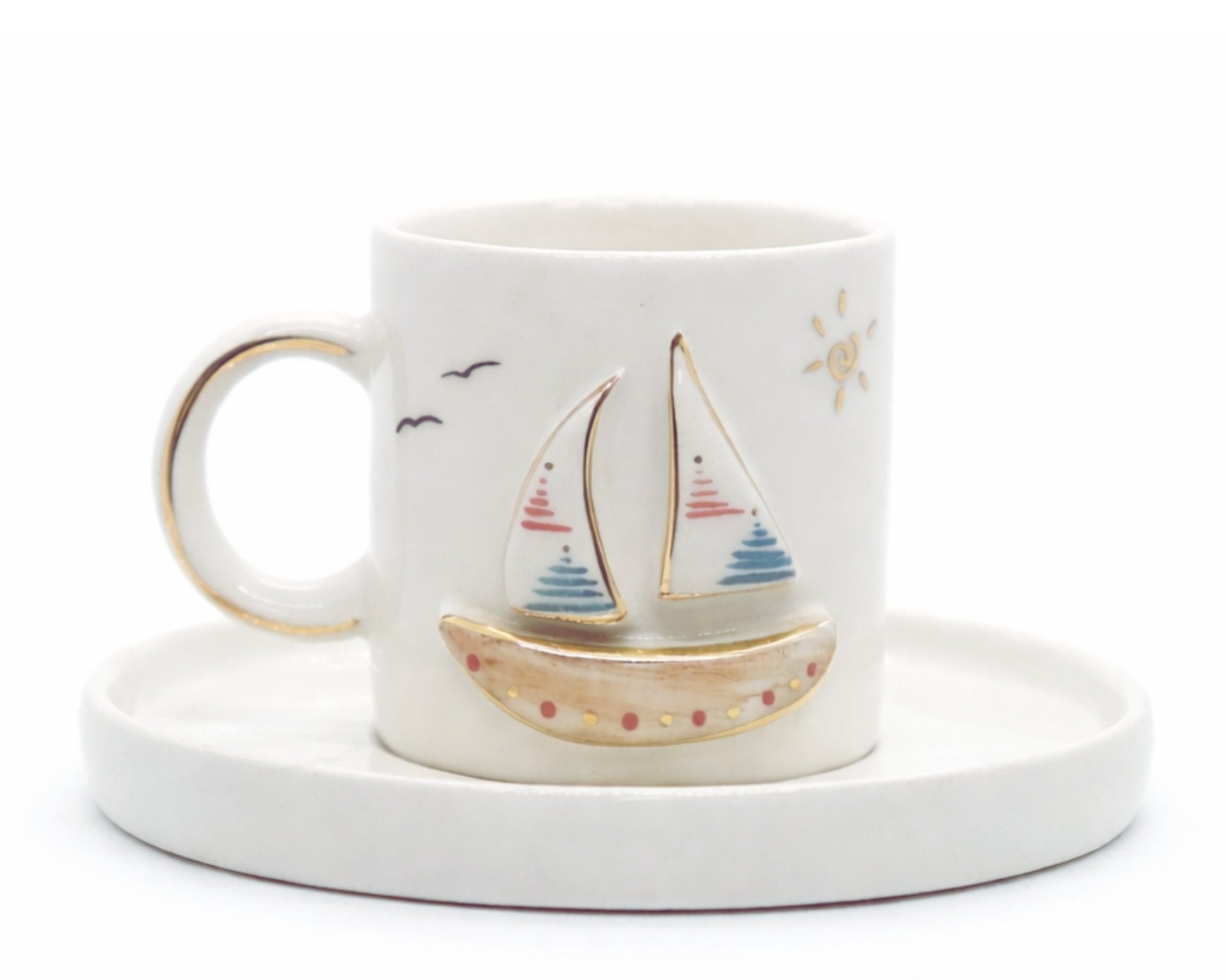Hediyelik kabartmalı marine yelkenli desenli el yapımı seramik fincan, 24K altın dekorlu premium handmade marine temalı tasarım fincan ve tabağı.