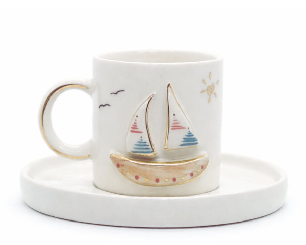 Hediyelik kabartmalı marine yelkenli desenli el yapımı seramik fincan, 24K altın dekorlu premium handmade marine temalı tasarım fincan ve tabağı.