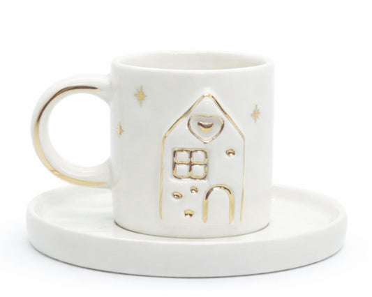 Hediyelik kabartmalı ev desenli el yapımı seramik fincan, 24K altın dekorlu premium handmade home sweet home temalı tasarım fincan ve tabağı.