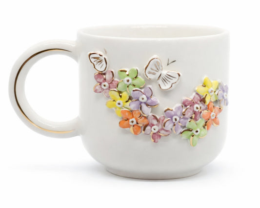 Hediyelik zarif kelebekli çiçekler desenli el yapımı seramik kupa, 24K altın dekorlu premium handmade flowers temalı tasarım mug.
