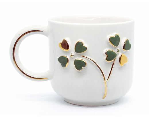 Hediyelik zarif beyaz çiçek desenli el yapımı seramik kupa, 24K altın dekorlu premium handmade flowers temalı tasarım mug.